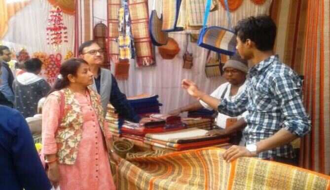 शहरवासियों को लुभा रहे हैण्डीक्राफ्ट के आईटम
