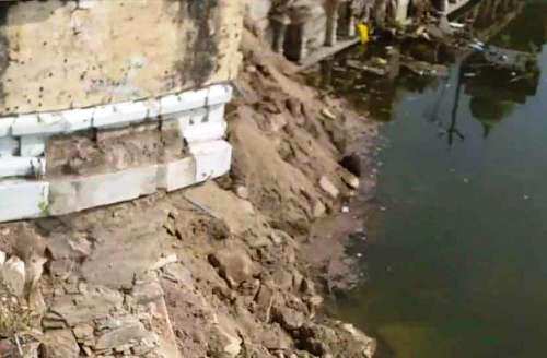 Damaged wall of Baghela talab collapses