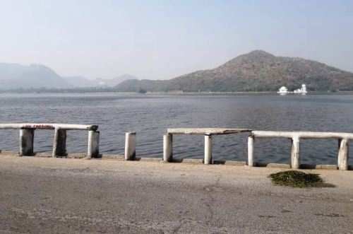 Broken Stone Barricade on Fatehsagar Lake is inviting accidents