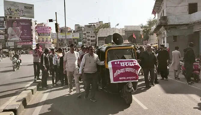 &nbsp;17 फरवरी 2024 को दिल्ली गेट स्थित तकिया सौदागर शाह जी का बंगला नमक स्थान पर नगर निगम द्वारा दुकानों को बंद करने की कार्रवाई के खिलाफ शुक्रवार को तकिया व्यापार संघ देहलीगेट के&nbsp;द्वारा जमकर विरोध किया गया।  इस मौके पर तकिया व्यापार संघ से जुड़े सभी व्यापारियों ने जमकर दिल्ली गेट चौराहे पर प्रदर्शन किया एवं&nbsp;नगर निगम के अधिकारियों के खिलाफ नारेबाजी की और इसके पश्चात सभी कलेक्ट्रेट पर पहुंचे जो उन्होंने नगर निगम द्वारा 17 फरवरी को की गई कार्रवाई को कार्रवाई की निंदा की।&nbsp; साथ ही जिला कलेक्टर से मुलाकात कर उन्हें इसके विरुद्ध ज्ञापन सोपा। सभी व्यापारियों ने नगर निगम की इस कार्रवाई को तानाशाही कार्रवाई बताते हुए संबंधित अधिकारियों के विरुद्ध कड़ी कार्यवाही करने और सभी व्यापारियों को सुरक्षा प्रदान करने और उनकी दुकानों को जल्द खोले जाने का निवेदन किया।  गौरतलब है कि&nbsp; 17 फरवरी 2024 को नगर निगम उदयपुर की Anti Enchrochment Team ने स्थित तकिया सौदागर जोकि वक्फ&nbsp;बोर्ड की प्रॉपर्टी बताई जाती है, उस&nbsp;पर बनी दुकानों को वहां पर कार्य किए जाने की परमिशन नहीं होने के चलते बंद किया था।&nbsp;कार्रवाई को एक हफ्ते से अधिक समय बीत&nbsp;जाने से सभी दुकानदारों में इस घटना को लेकर रोष&nbsp;है एवं उनका कहना है कि उनकी दुकानों को बिना नोटिस दिए अचानक से बंद किए जाने से उन्हें काफी आर्थिक नुकसान का सामना करना पड़ रहा है।  उनका कहना है कि यह जमीन वक्फ&nbsp;बोर्ड की है तो प्रशासन को वह बोर्ड के अधिकारियों से पहले इन कमर्शियल एक्टिविटीज को लेकर चर्चा करनी चाहिए थी, उसके बाद ही उन्हें बंद करने का निर्णय लेना चाहिए था।&nbsp; ऐसा नहीं किया गया और उनकी दुकानों को अल सुबह 4&nbsp; से 6 बजे के बीच जब किसी को भी इस बारे में कोई जानकारी नहीं थी, अचानक से बंद कर दिया गया और नोटिस उनकी दुकानों के बाहर चस्पा कर दिए गए।  &nbsp;नगर निगम की तानाशाही के खिलाफ&nbsp;तकिया व्यापार संघ ने मोर्चा खोला  17 फरवरी 2024 को नगर निगम उदयपुर की Anti Enchrochment Team ने तकिया सौदागर जो की&nbsp; वक्फ बोर्ड की प्रॉपर्टी है, की दुकानों&nbsp; को सीज़&nbsp;किया था