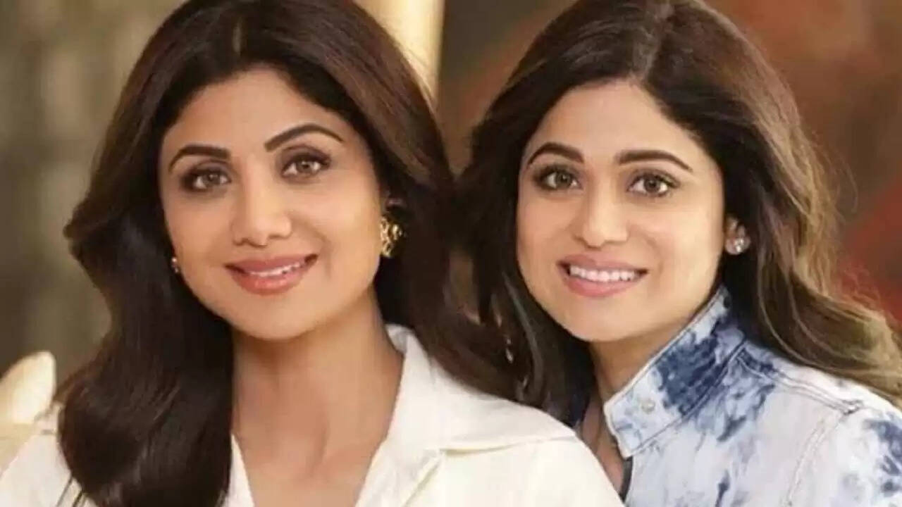 There are many sister actresses in Bollywood who do not have a real brother. They do not feel the lack of a brother because these sisters always stand strong with each other. On Rakshabandhan, they tie a Rakhi to each other. So, let’s read about a few of these sister pairs who celebrate Rakshabandhan together.