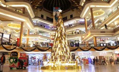 Rotating Christmas tree in Celebration Mall pulls crowds