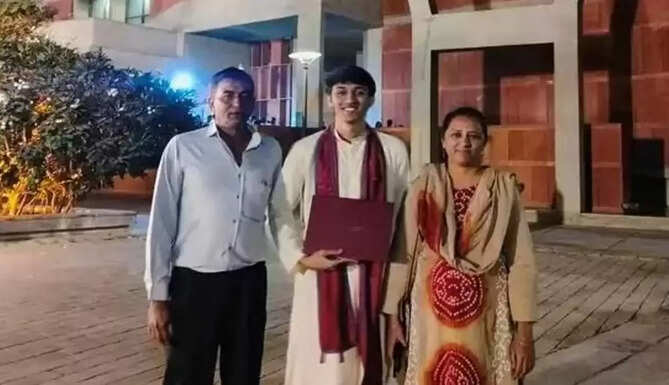 Razin Mansuri son of AC mechanic cleared CAT exam twice