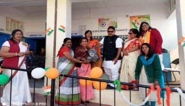 जरूरतमंद महिला को रोजगार अर्जन हेतु सिलाई मशीन भेंट