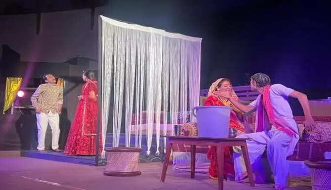 play akhir ek din