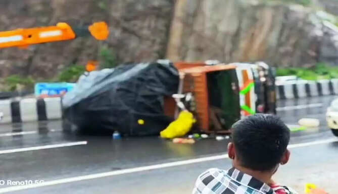 truck overturn 