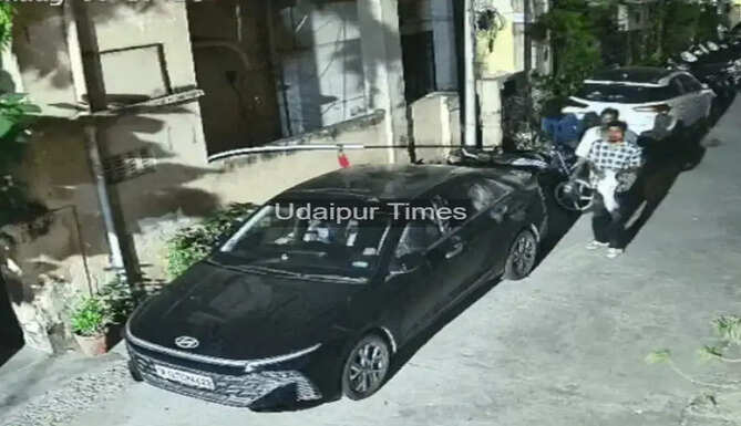 CCTV footage showing three suspects stealing a Bajaj Pulsar motorcycle from Sikh Colony in Udaipur's Surajpol area.