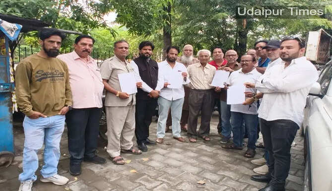 Muslim community submitting memorandum to Udaipur Collector over graveyard encroachment