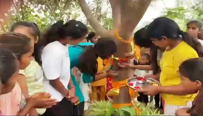 rakhi with tree