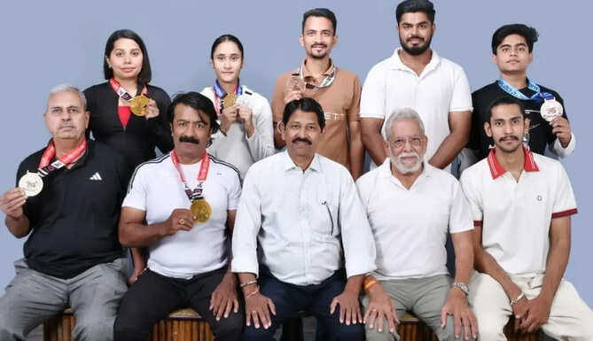 Udaipur win medal in Bench Press