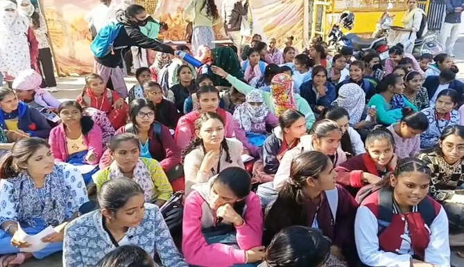girl student protest in dunagrpur