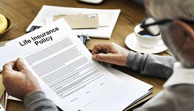 Article Explaining how a life insurance policy works, including coverage period, premiums, and payout benefits