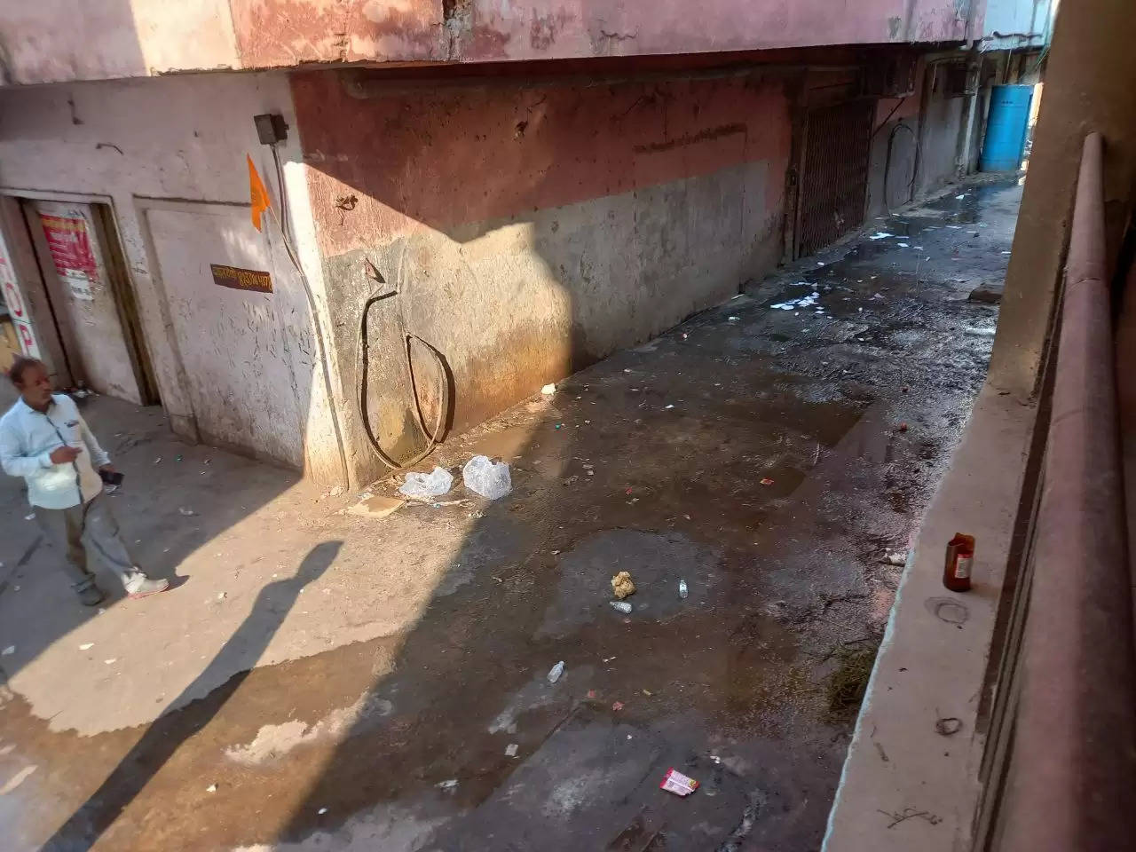 Crores of Property of the Udaipur Municipality is lying in tatters, den of drunkards, murderers and history sheeters of udaipur hathipol sabzi mandi