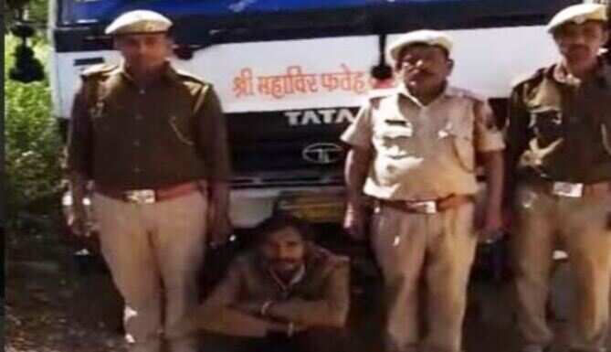 खैर की गीली लकड़ी भरा ट्रक जब्त, एक अभियुक्त गिरफ्तार