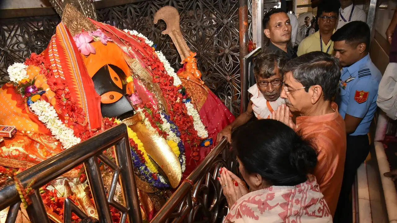 West Bengal Governor RN Ravi visits Kalighat Temple after election results, chooses devotion over politics and avoids comments on the vote, drawing political attention.