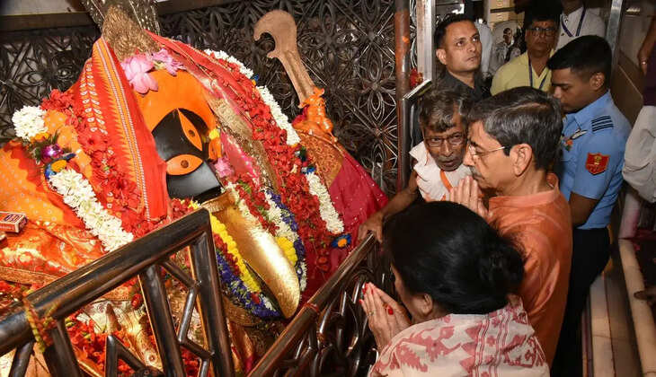 West Bengal Governor RN Ravi visits Kalighat Temple after election results, chooses devotion over politics and avoids comments on the vote, drawing political attention.