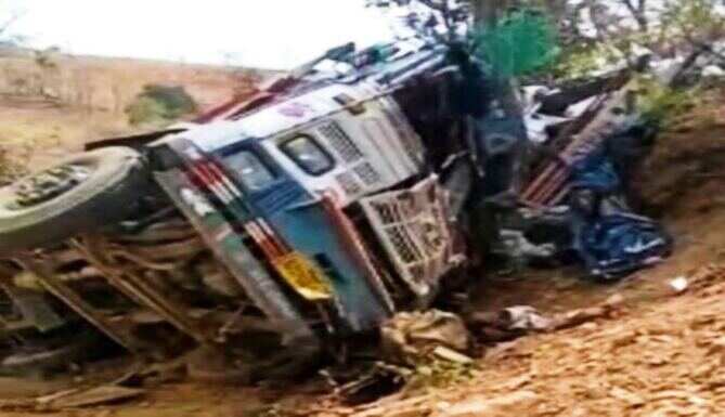 झाड़ोल में तेज रफ्तार ट्रक अनियंत्रित हुआ, एक मजदूर की मौत, पांच घायल