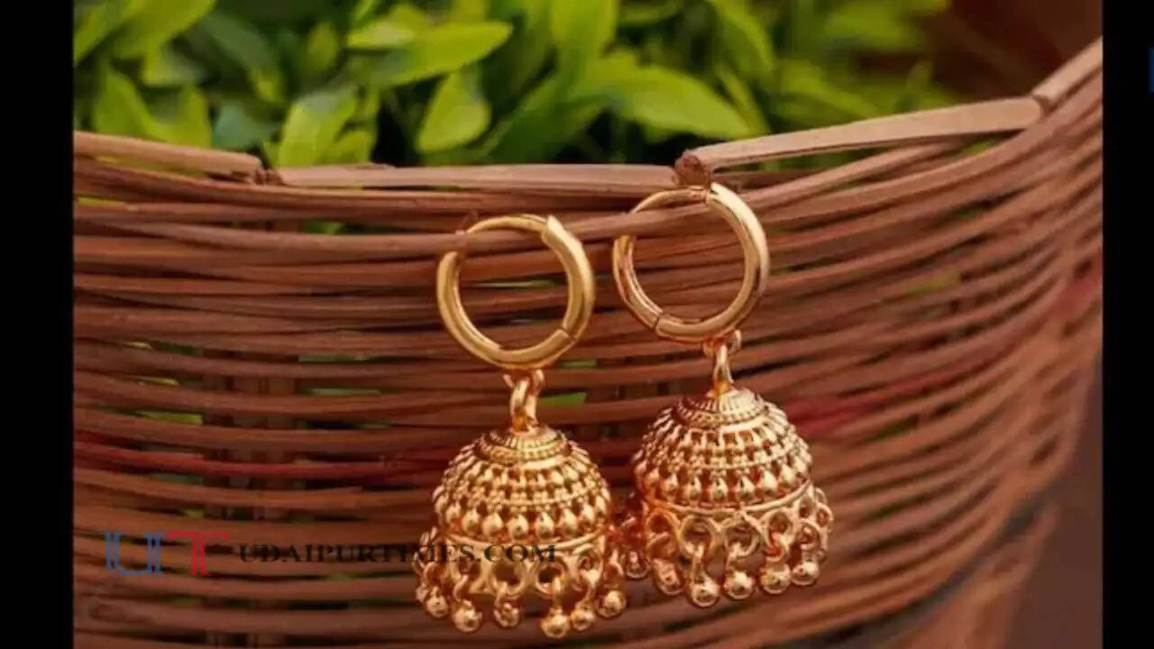 कम बजट में बनवाने हैं गोल्ड इयरिंग्स !