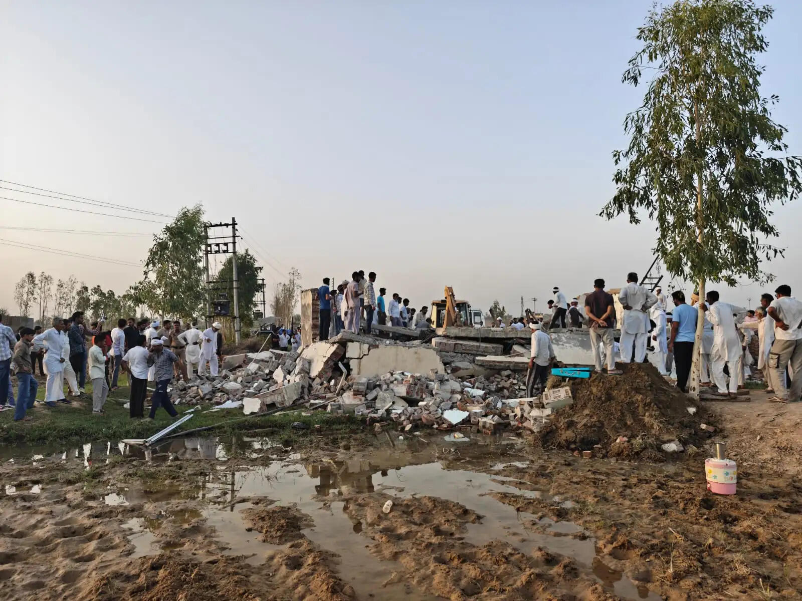 Haryana : सिरसा जिले के गांव में दीवार गिरने से बड़ा दर्दनाक हादसा, मलबे में दबे 3 मजदूर