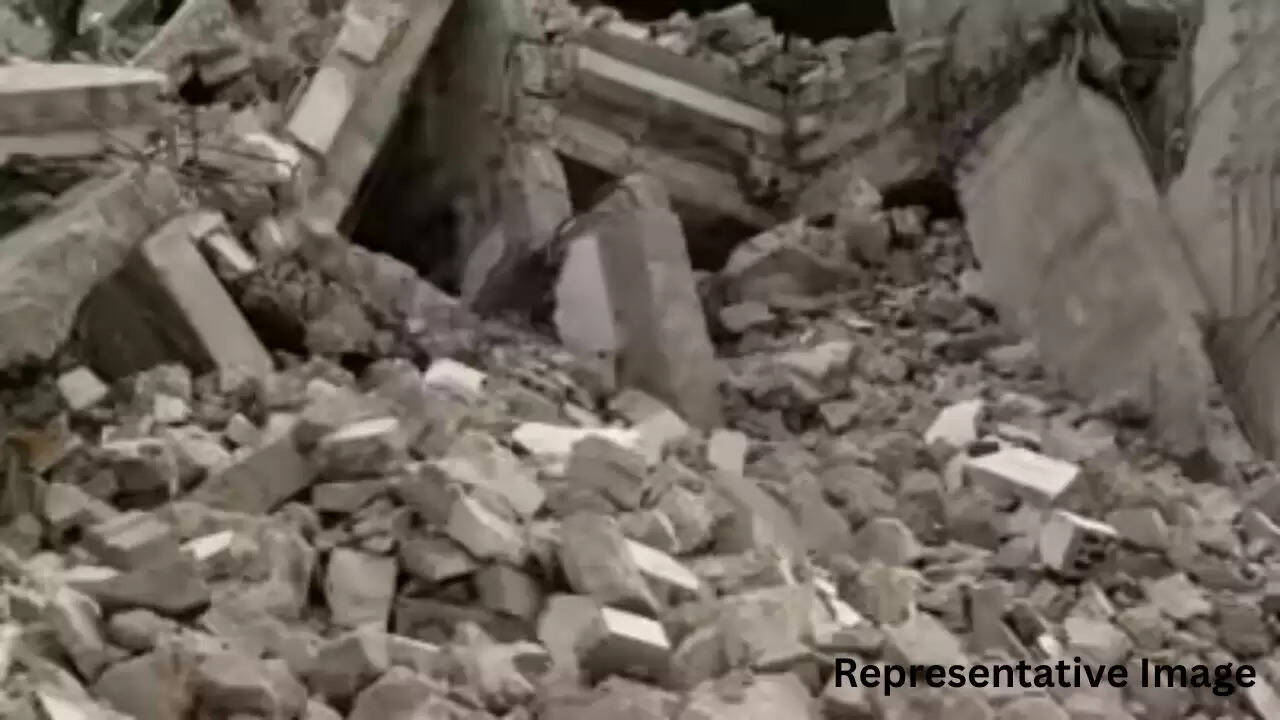 In Udaipur, a balcony collapse at a school under construction resulted in one girl's death and another injury. Villagers express outrage over construction safety.