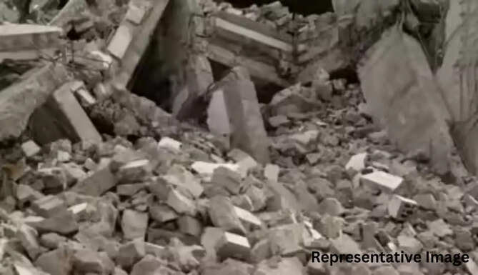 In Udaipur, a balcony collapse at a school under construction resulted in one girl's death and another injury. Villagers express outrage over construction safety.