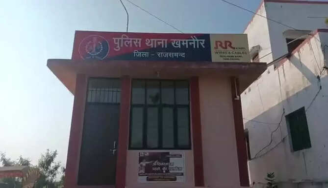 police station reader of khamnore police station was caught red handed by the acb while accepting a bribe of rs 20000