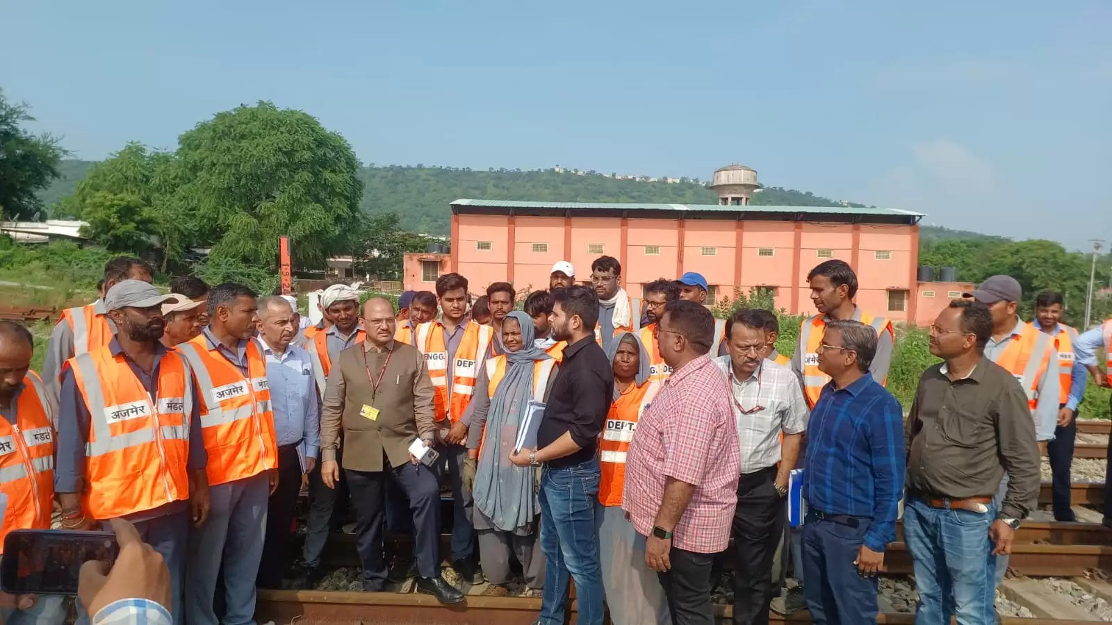 Railway Board Member (Infrastructure) Shri Anil Kumar Khandelwal arrived at Udaipur station of Ajmer Division today on a one-day visit.