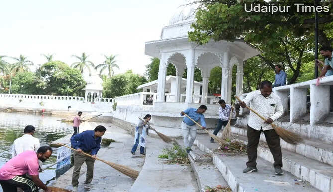 Participants join the Vande Ganga water conservation campaign in Udaipur with rallies, lake cleaning drives, Deep Daan ceremonies, and environmental awareness activities.
