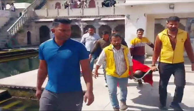 man jumped into gangu kund