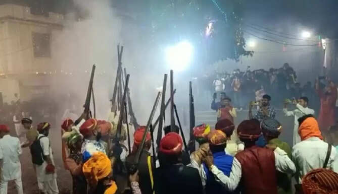 Menar Holi