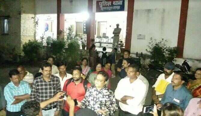 अनुचित फीस बढ़ाने पर अभिभावकों का हंगामा