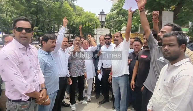 Khateek community members submit a memorandum to Udaipur SP demanding strict action in the July 10 knife attack case.