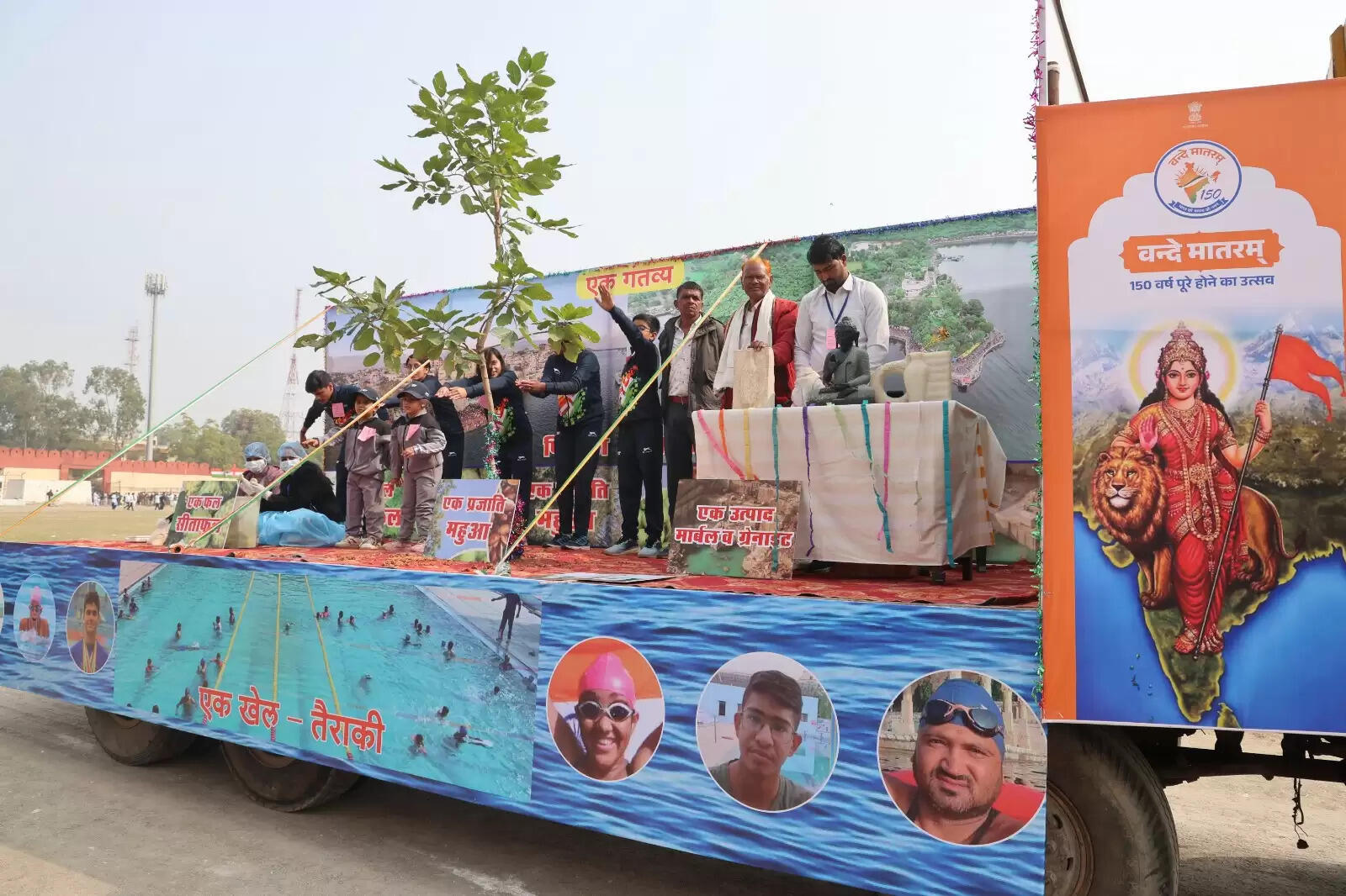 Floats showcased glimpses of development and social awareness The main attraction of the Republic Day celebrations was the floats displayed by various departments. While the floats showcased glimpses of development, they also highlighted social evils such as child marriage and drug abuse. The Education Department presented an attractive float based on the theme of robotic education. The Udaipur Development Authority showcased its development works. The Animal Husbandry Department decorated a float dedicated to the Chief Minister Mangala Animal Insurance Scheme. The most impactful float was that of the Women and Child Development Department. This tableau vividly depicted child marriage, its consequences, and administrative actions, with the theme of child marriage yesterday, today, and tomorrow.