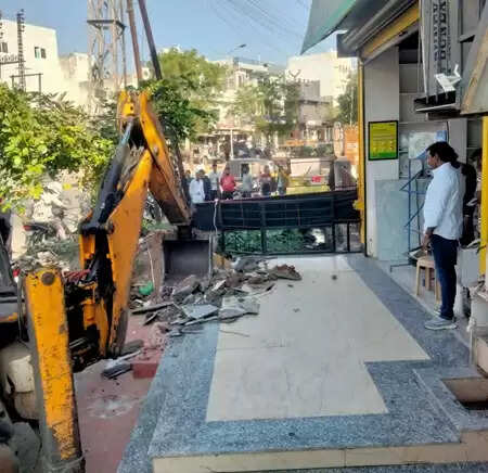 Municipal team conducting anti-encroachment action from Delhi Gate to Rampura Circle, Udaipur
