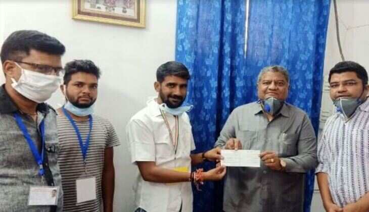 ग्राम पंचायत को 50 हजार का चैक भेंट