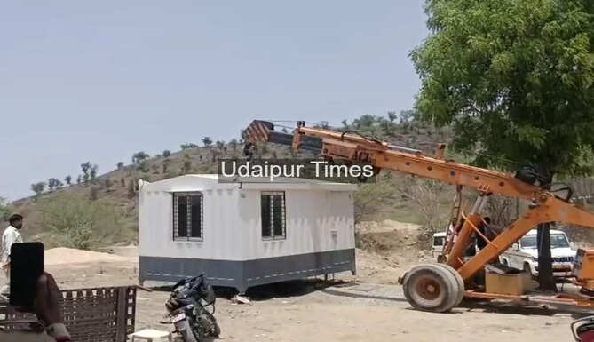 "UDA officials and enforcement team clearing illegal encroachments, temporary structures, and gravel stockpiles from government land in Revenue Village Parda, Udaipur, during a major anti-encroachment drive."