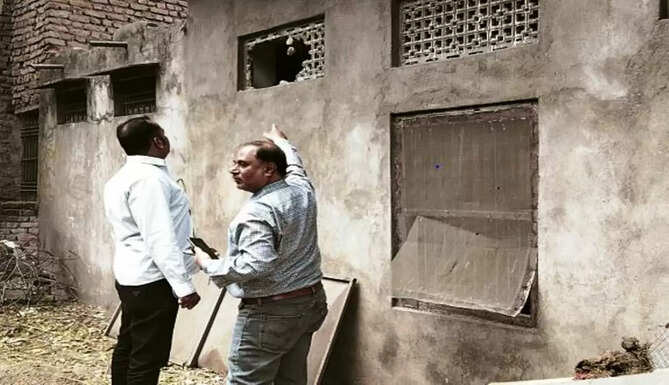 theft from seized shop on delhi gate