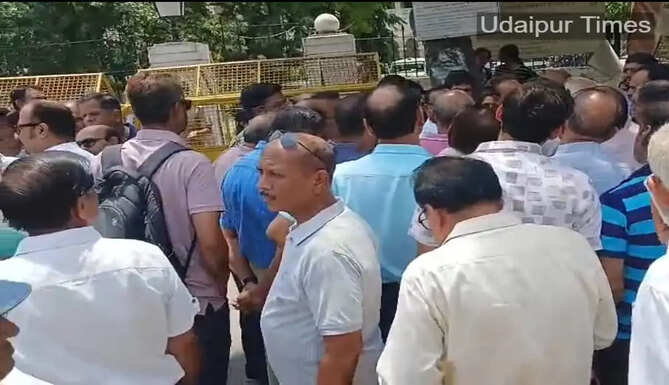 Members of the Jain community protesting outside the Udaipur Collectorate demanding a fair investigation into the JP Orthopedic Hospital assault case.