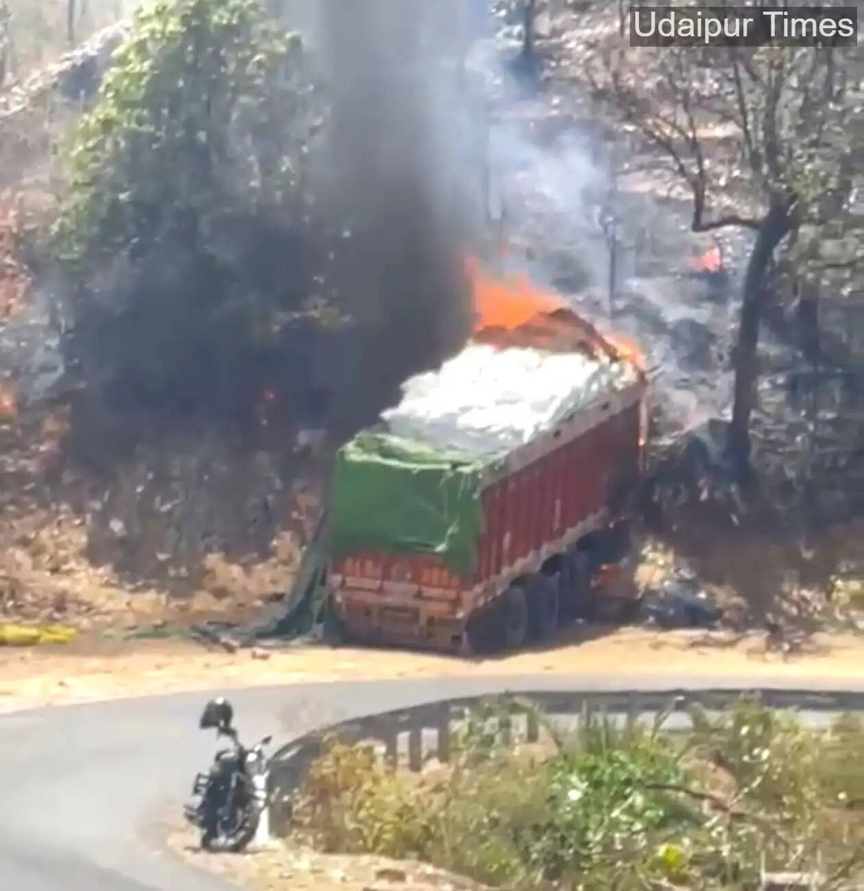 Udaipur Truck Fire: High-Speed Truck Crashes, Catches Fire on NH-58E in Ranghati