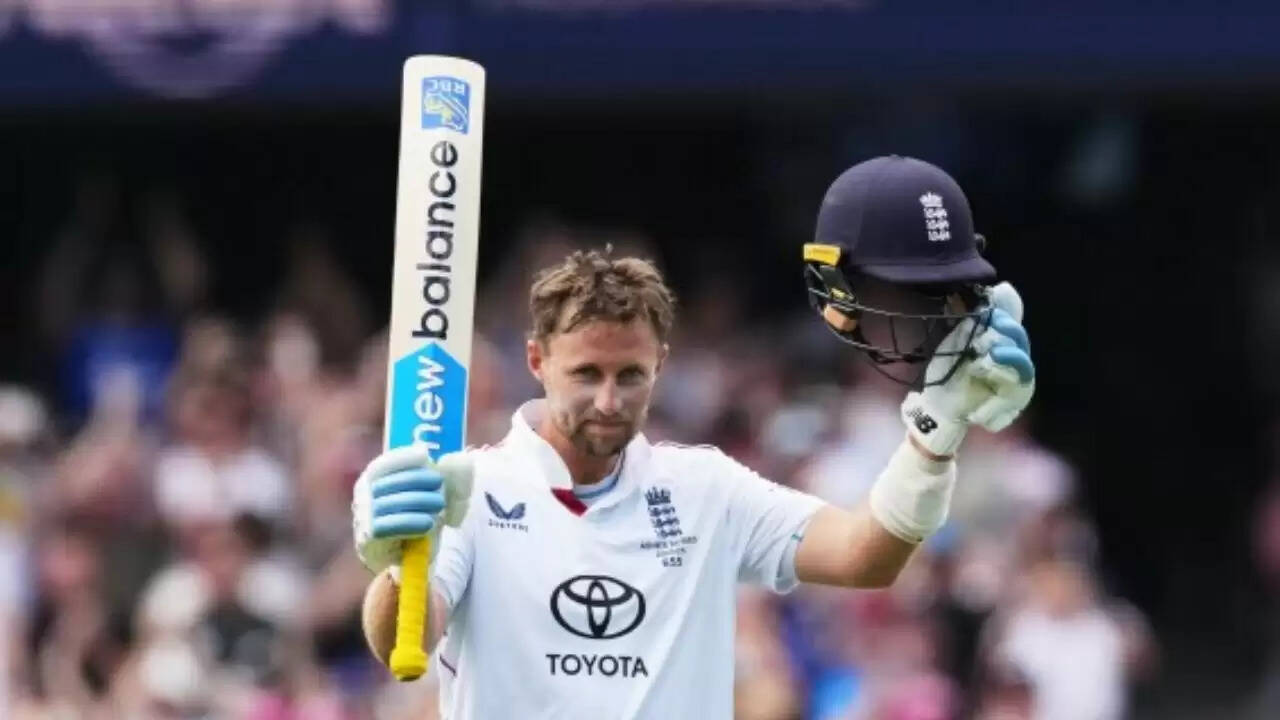 Joe Root celebrates his 41st Test century during the fifth Ashes Test at the Sydney Cricket Ground