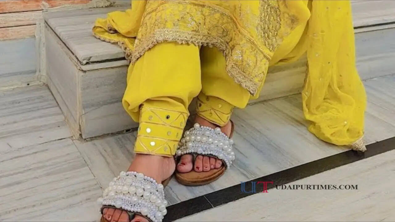 सूट की पैंट को बनाएं स्टाइलिश