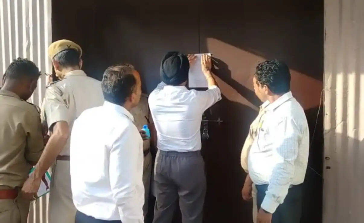 Negligence in Fire Safety Will Not Be Tolerated – Commissioner Municipal Commissioner takes strict action regarding fire safety. Two establishments sealed. Mewar Banquet and Balaji Coaching Institute sealed; action to continue. Safety equipment not installed despite prior notices. Udaipur. Two establishments were sealed on Wednesday as part of a special campaign by the Udaipur Municipal Corporation to ensure compliance with fire safety standards in the city.