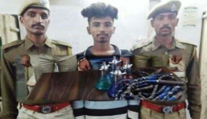 बाइकर्स कैफ़े हुक्का बार से तीन गिरफ्तार