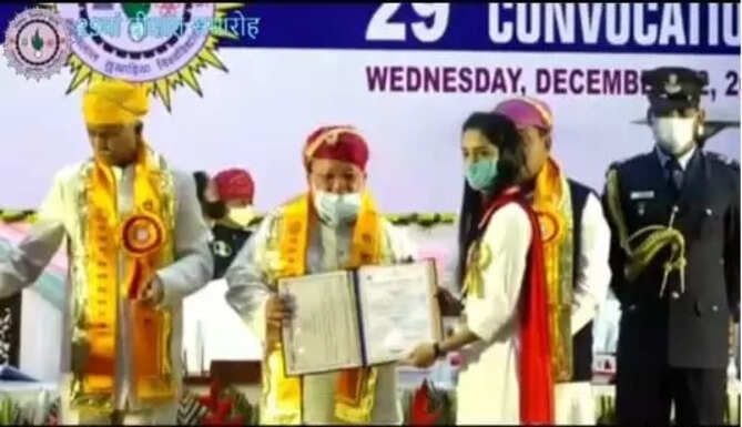 Layba Noor Gold Medal BA Hons Economics MLSU Convocation Governor Kalraj Mishra