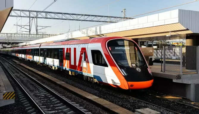 मॉस्को सेंट्रल डायमीटर के लॉन्च पर रूसी राष्ट्रपति व्लादिमीर पुतिन और मॉस्को के मेयर सर्गेई सोबयानिन