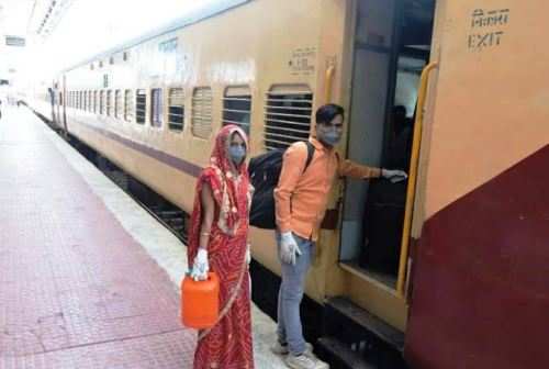 उदयपुर से प्रयागराज के लिए रवाना हुई प्रवासियों की ट्रेन