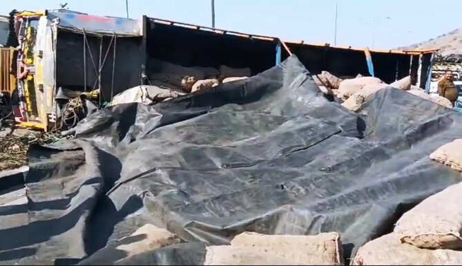 truck overturn