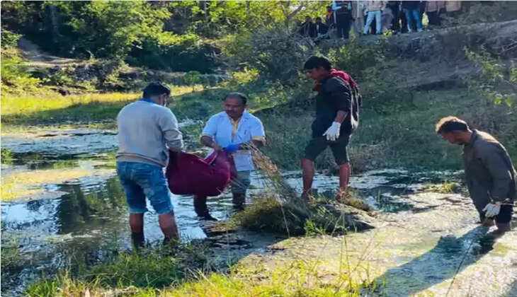 च्ची का शव घर स दूर नाले में मिला