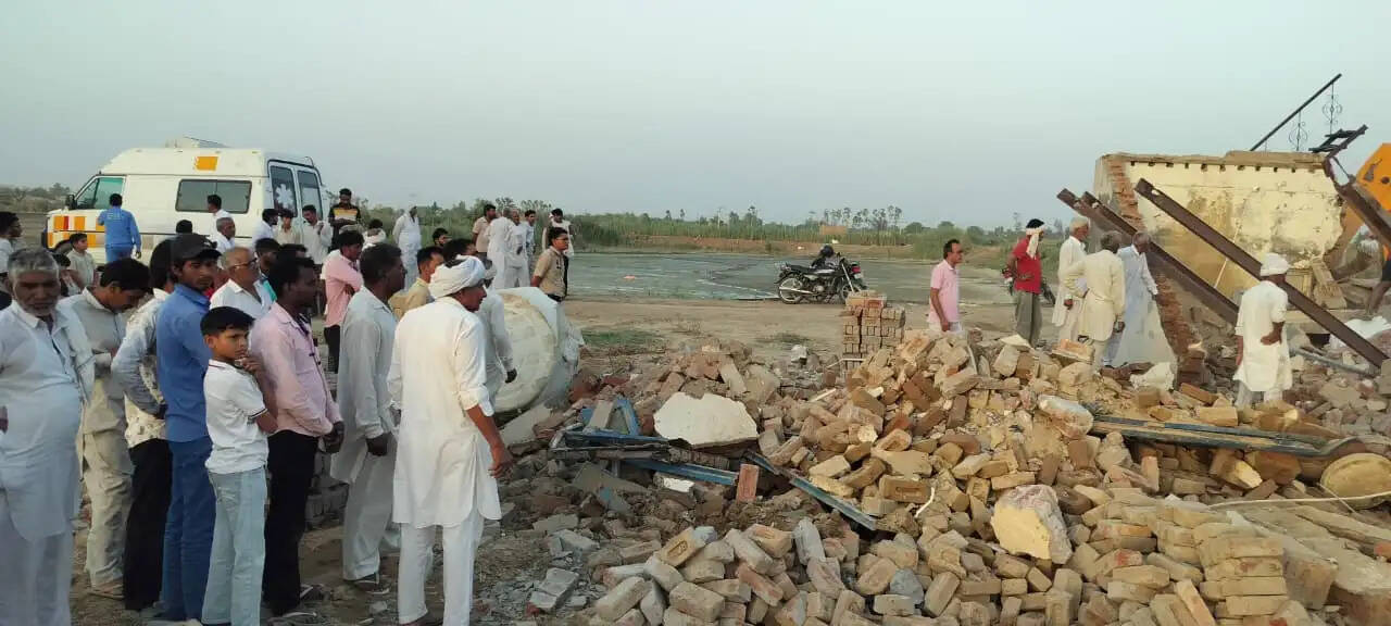Haryana : सिरसा जिले के गांव में दीवार गिरने से बड़ा दर्दनाक हादसा, मलबे में दबे 3 मजदूर