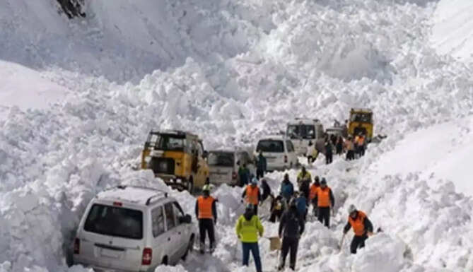 Multiple Dead as Avalanche Strikes Zojila Pass, Rescue Efforts Continue
